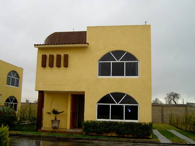 Fachada de casa moderna en Villas Tulipanes