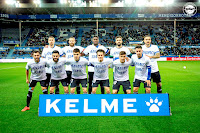 DEPORTIVO ALAVÉS. Temporada 2021-22. Lejeune, Laguardia, Loum, Fernando Pacheco, Joselu. Luis Rioja, Rubén Duarte, Martín Aguirregabiria, Pellistri, Pere Pons, Toni Moya. Los jugadores del Alavés llevan camisetas de apoyo de Ximo Navarro, con una lesión de ligamentos en el partido anterior. DEPORTIVO ALAVÉS 2 LEVANTE U. D. 1. Sábado 06/11/2021 18:30 horas. Campeonato de Liga de 1ª División, 13ª jornada. Vitoria, Álava, estadio de Mendizorroza: 12.176 espectadores. Árbitro: Adrían Cordero Vega, Cantabria. VAR: Xavier Estrada Fernández, Catalunya. Entrenadores: Alavés: Javi Calleja. Levante: Javier Pereira. GOLES: 0-1: 13’, Jorge De Frutos. 1-1: 77’, Joselu, de penalti. 2-1: 90+1’, Joselu.