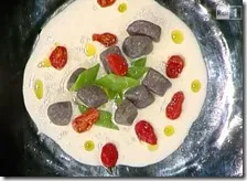 Gnocchi di patate viola con salsa al grana, pomodorini e taccole al burro