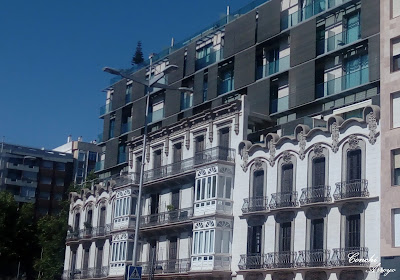 Casas de los Catalanes , proyecto de los arquitectos Tomás Rico y Victor Beltrí, encargado en 1907 por el Banco de prestamosy descuentos de Barcelna para alquiler de pisos, de ahí su nombre de Casas de los Catalanes