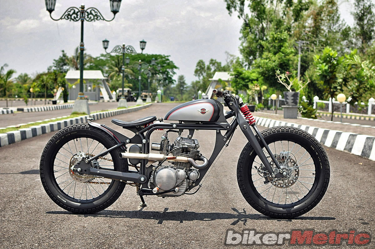 ... http://www.bikermetric.com/2012/11/kawasaki-kz200-by-dariztdesign.html