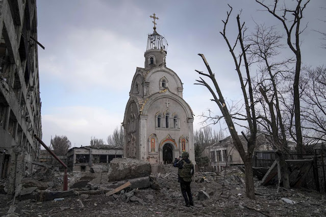 Igreja retratada aqui após bombardeio em um bairro de Ucrânia residencial em Mariupol, bairro residencial de Mariupol. EVGENIY MALOLETKA/ASSOCIATED PRESS