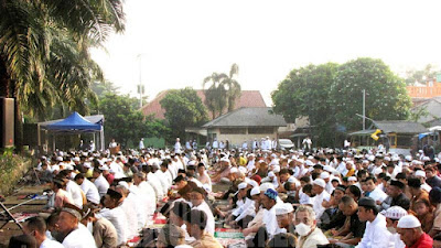 Berita Foto: Sholat Idul Fitri Lapangan Parkir TPU Kebon Nanas