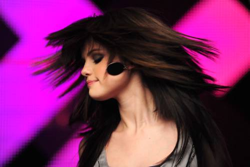 Selena Gomez posando con