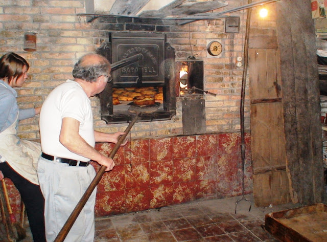 Esguard de Dona - Tortells, Mones i Garlandes -Taller de Memòria Oral obert a la participació del públic - Fotografia Arxiu Família Sadurni Hill - Enfornant Garlandes a Santa Fe del Penedès