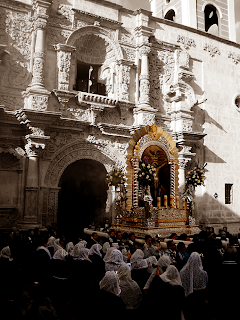 entrando a su Santuario