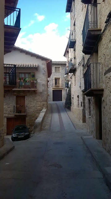 La casa de la izquierda fue la primera central eléctrica, por la derecha, donde se ve el muro de piedra bajaba el agua (lo cup) de la acequia mayor por Casa la Mónica para mover la turbina. A la izquierda está la cova del cárcol y un abrevadero.