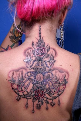 Mulher tatoa um Lustre nas costas para clarear