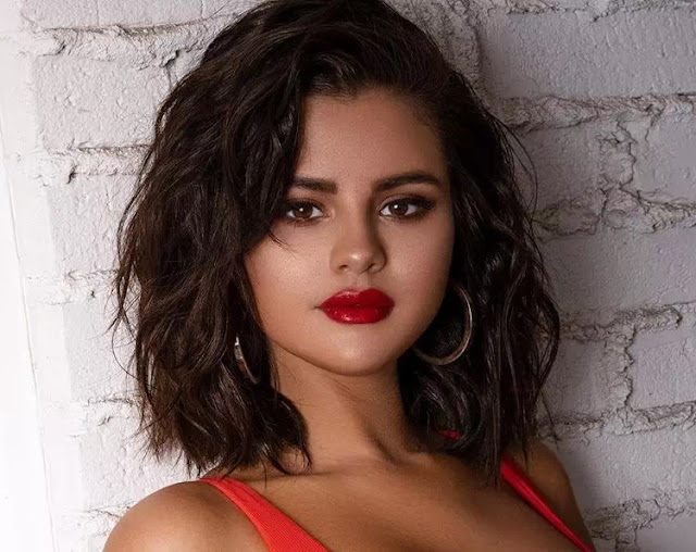Selena Gomez sexy hairstyle