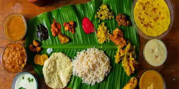 Onam Sadhya | ആകാശത്തും ഓണാഘോഷത്തിനുള്ള ഒരുക്കം; കാളനും പഴവും പായസവുമെല്ലാം കൂട്ടി കിടിലന്‍ സദ്യയൊരുക്കി എമിറേറ്റ്‌സ്