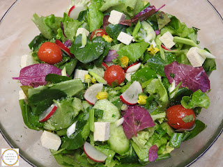 Reteta salata verde cu leurda loboda nasturei ceapa usturoi spanac ridichii rosii castraveti branza tofu retete vegane salate mancare post,