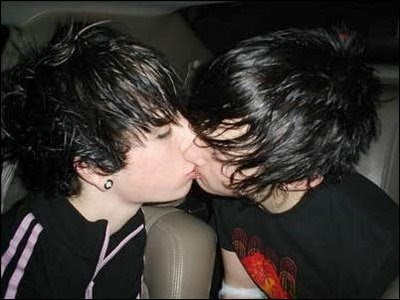 emo kissing