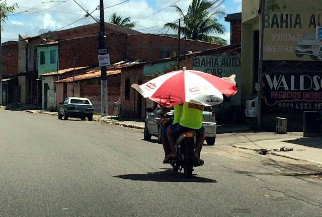 Atitude perigosa, cinquentinha transita pondo em risco o trânsito em Socorro