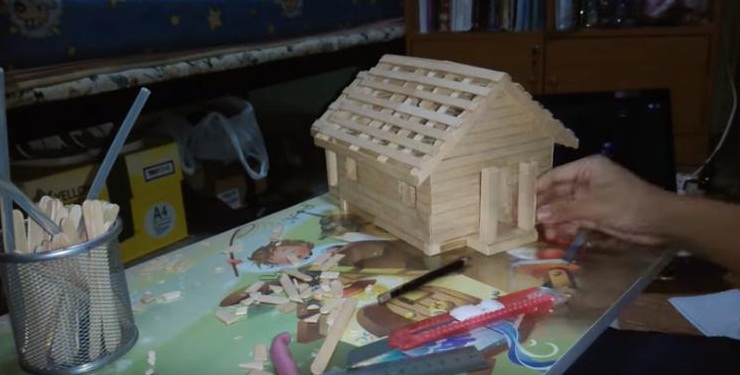 Cara Membuat  Miniatur  Rumah  Dari  Stik  Es  Krim  Disertai 