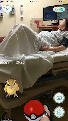 captura un Pokémon en el quirófano mientras daba a luz su esposa