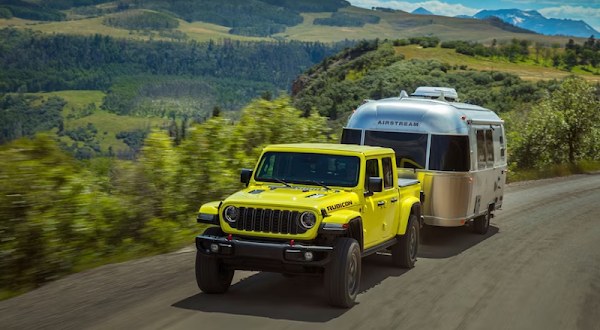 2024 Jeep Gladiator Side view