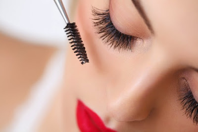 Super tips for look bushier eyelashes Beware the curlers and the waterproof mascara Treatment with castor oil