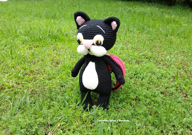 Con hilos, lanas y botones: el gato Samaín amigurumi (patrón Cucapuntoes)"