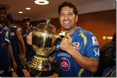 Sachin-Tendualkar-poses-trophy-MI-Win-IPL-2013