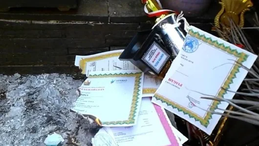 Kecewa, Siswa SD Berprestasi di Pekalongan Bakar Piagam