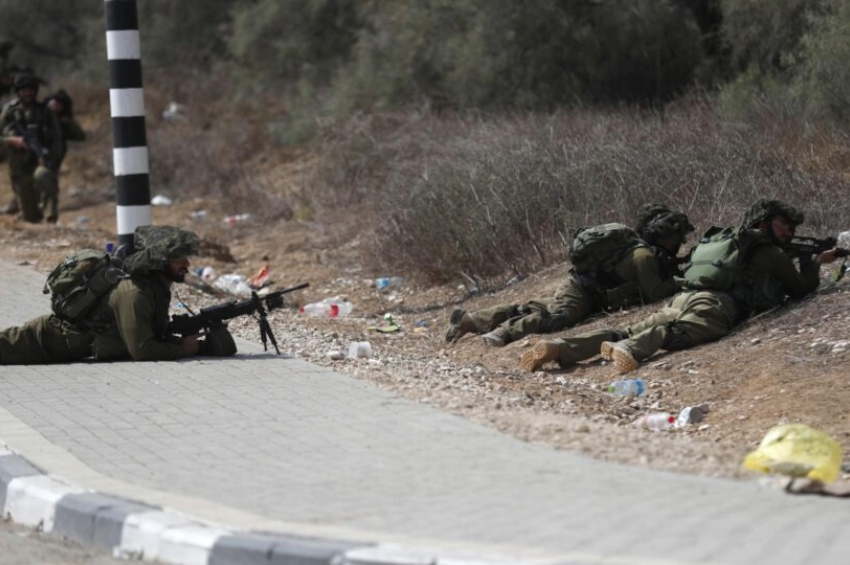 Soldados israelenses tomam posição ao lado do kibutz Kfar Aza, perto da fronteira com Gaza| Foto: EFE/EPA/ATEF SAFADI