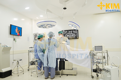 Tại Bệnh viện KIM, nâng mũi được thực hiện trong phòng phẫu thuật với thời gian nhanh chóng và đảm bảo an toàn