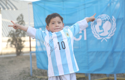 Anak Kantong Plastik Argentina Dihadiahi Baju Timnas Argentina Dengan Tanda Tangan Messi