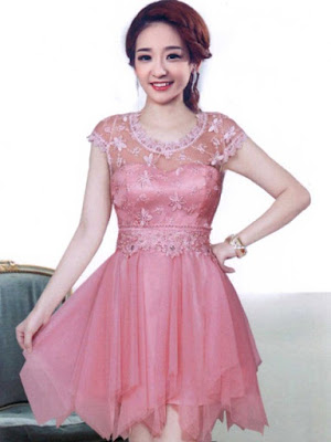 Model Gaun Pesta Pendek Pink Brokat 