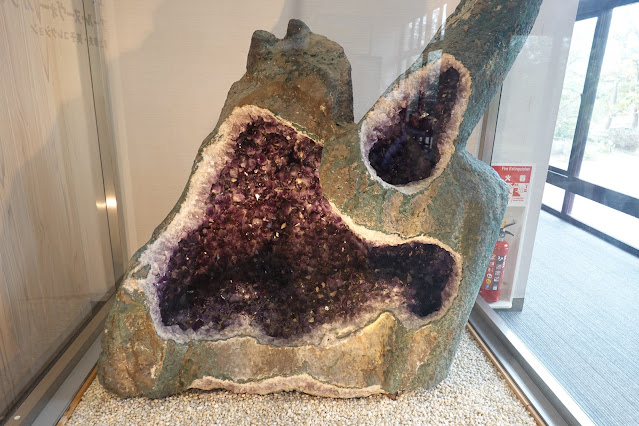 鳥取県米子市大篠津町 アジア博物館・井上靖記念館 売店の入り口に置かれた石