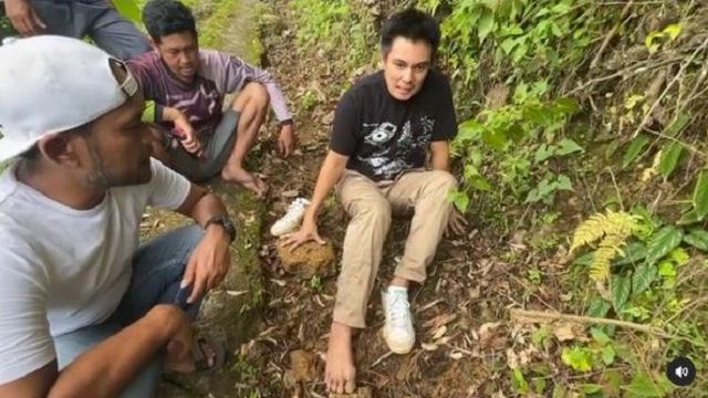 Baim Wong Alami Kecelakaan, Ketika Datangi Kakek Nenek di Tengah Hutan