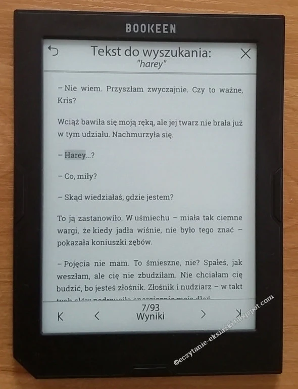 Wynik wyszukiwania w Cybook Muse Light. Na ekranie zaznaczone słówo Harey - imię bohaterki