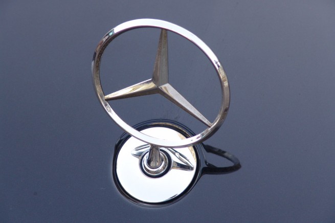 mercedes-benz logo