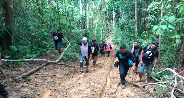 Jalan mendaki dan becek saat musim hujan