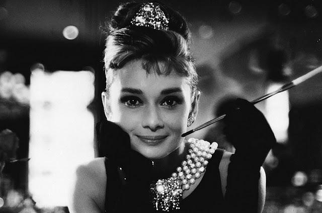 Cómo hacer un peinado al estilo Audrey Hepburn [FOTOS 