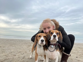 Tante Hilde met de Beagles