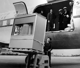 Transportando un disco duro de 5 MB en 1957