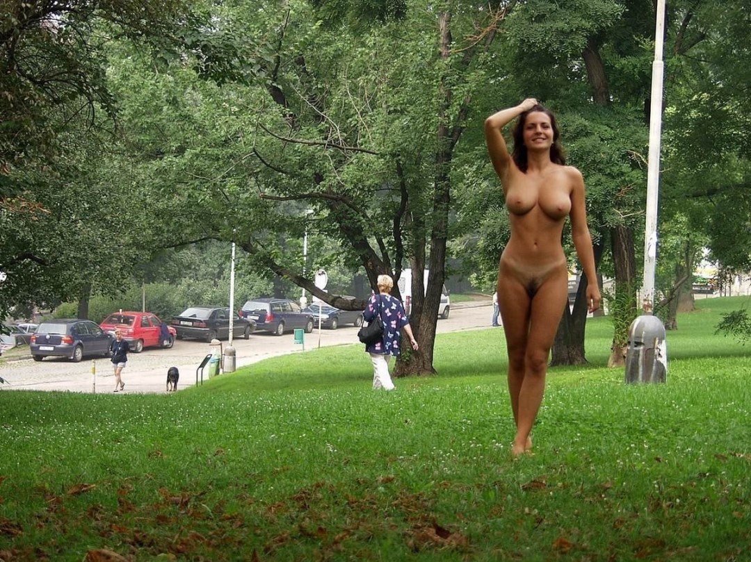 голая студентка в парке фото 103