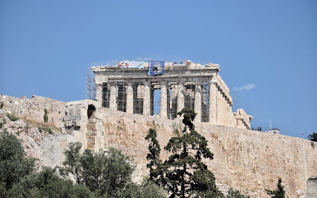 O άγνωστος άνδρας έμεινε στις σκαλωσιές του μνημείου επί οκτώ ώρες. [Credit: intimenews]