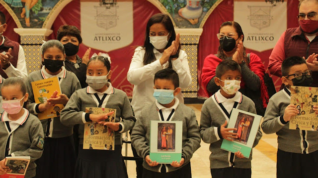 Entrega Ariadna Ayala libros gratuitos a las y los alumnos de primaria