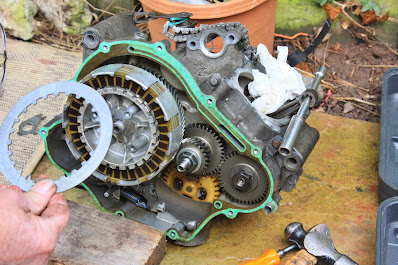 Yamaha YZF R125 clutch rebuild
