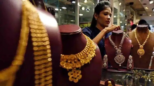 Gold prices: सोने की कीमतों में आई 6 महीनों की सबसे बड़ी गिरावट,जानिए क्या है कीमत