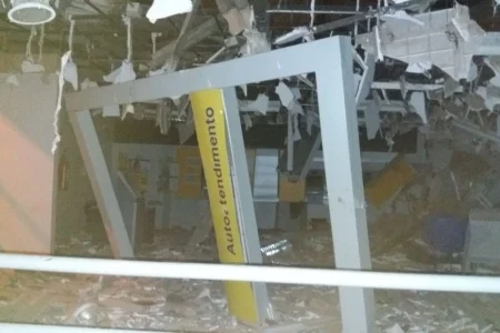 Resultado de imagem para Grupo fortemente armado explode agência do Banco do Brasil em Farias Brito