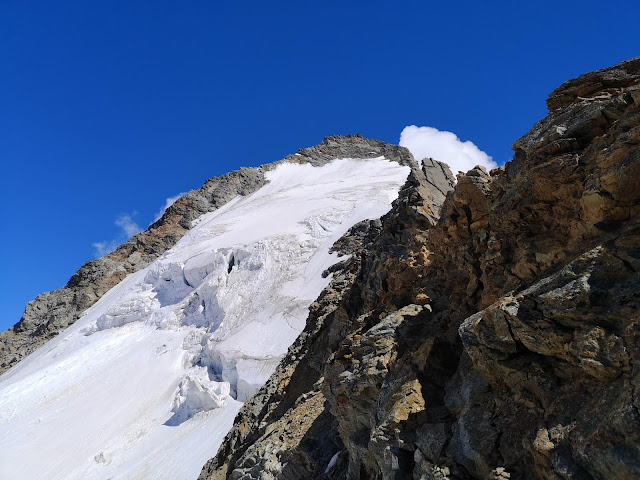Dent d'Herens. Przepiękna nieznana góra nieopodal słynnego Matterhorn.