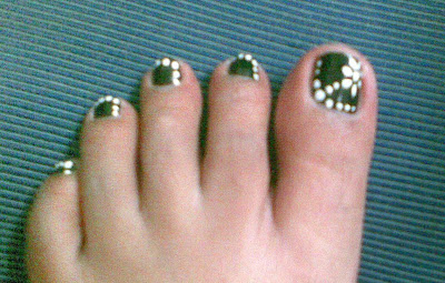 toe nail art with flowers