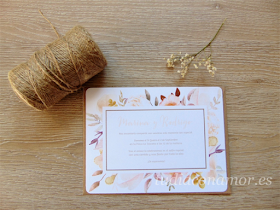 Invitación con diseño otoñal con motivos vegetales de flores secas