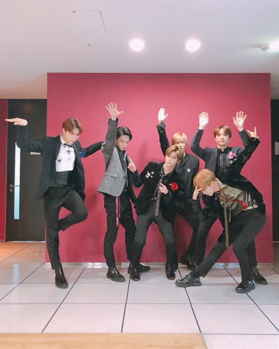 D編集長の裏ブログ 集合写真のポーズに全力を尽くすnctメンバーたちw