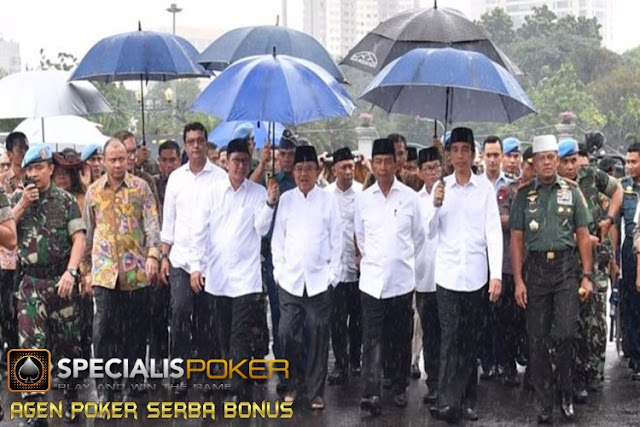 http://kasakkusukhotnews.blogspot.com/2016/12/specialispoker-situs-resmi-judi-online-bawa-payung-sendiri-joko-widodo-jadi.html