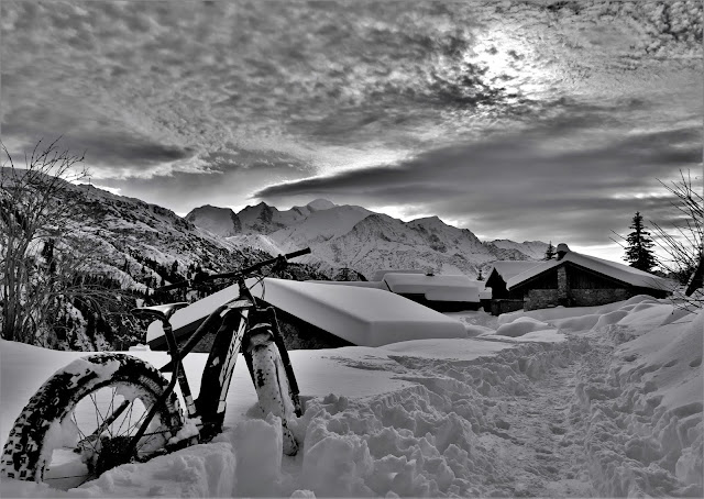 fatbike dans la neige face au Mont-Blanc, Chamonix