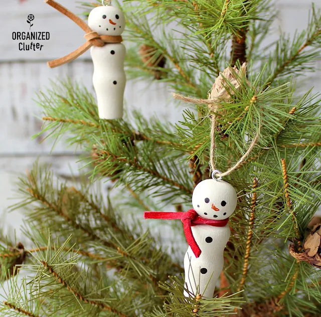 Easy DIY Wooden Peg Snowman Christmas Tree Ornaments #snowmanornament #DIYornament #DIYChristmas #Holidaydecor #crafting