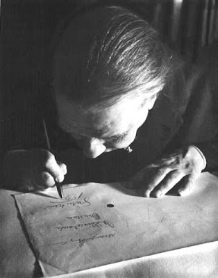 Foto de Jorge Luis Borges firmando un documento